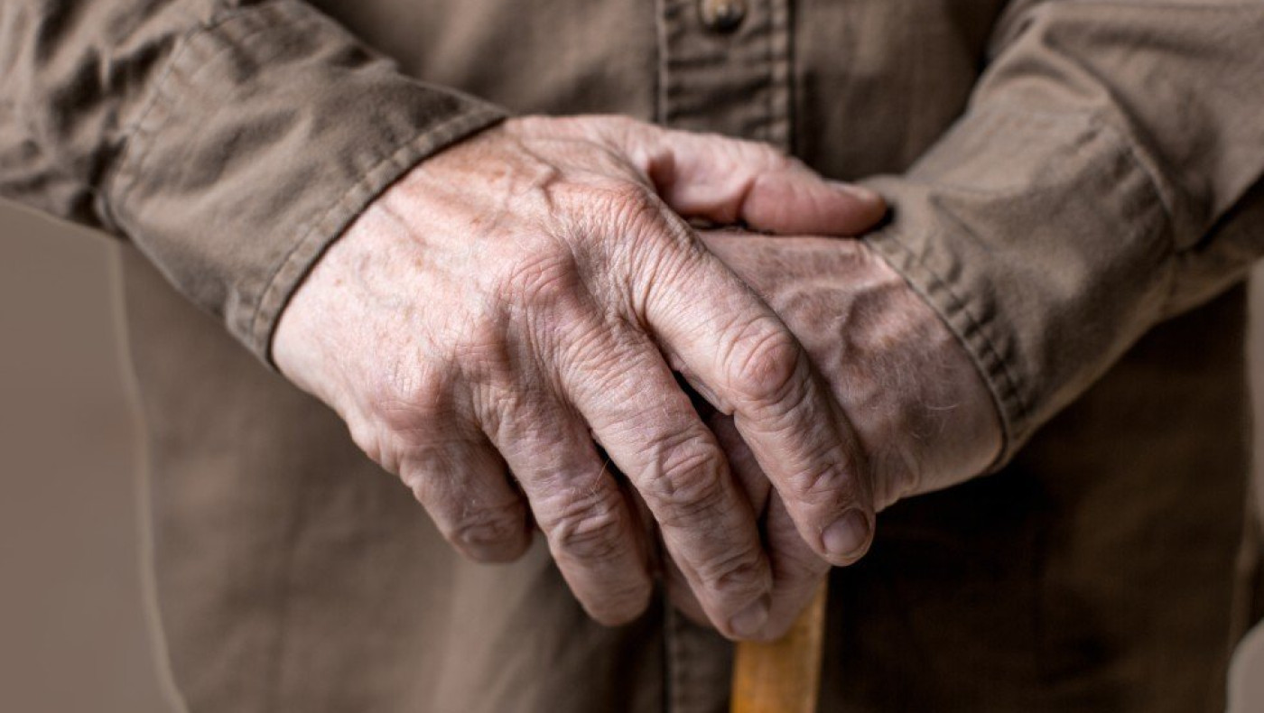 Ηλικιωμένος παρενοχλούσε σεξουαλικά νεαρές μέσα σε λεωφορείο