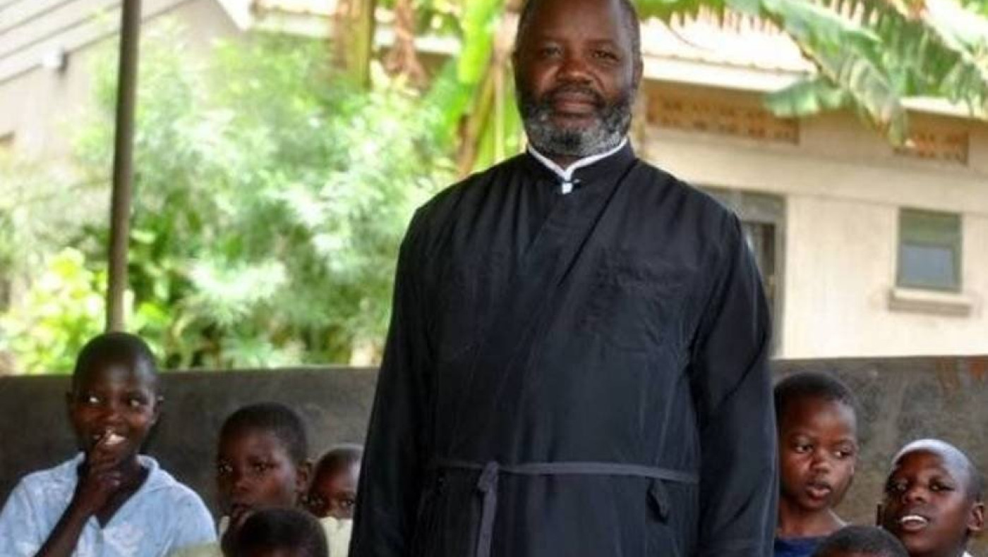 Ουγκάντα: Ο ιερέας από την Κρήτη που ζει εκεί τραγούδησε μαζί με άπορα παιδιά