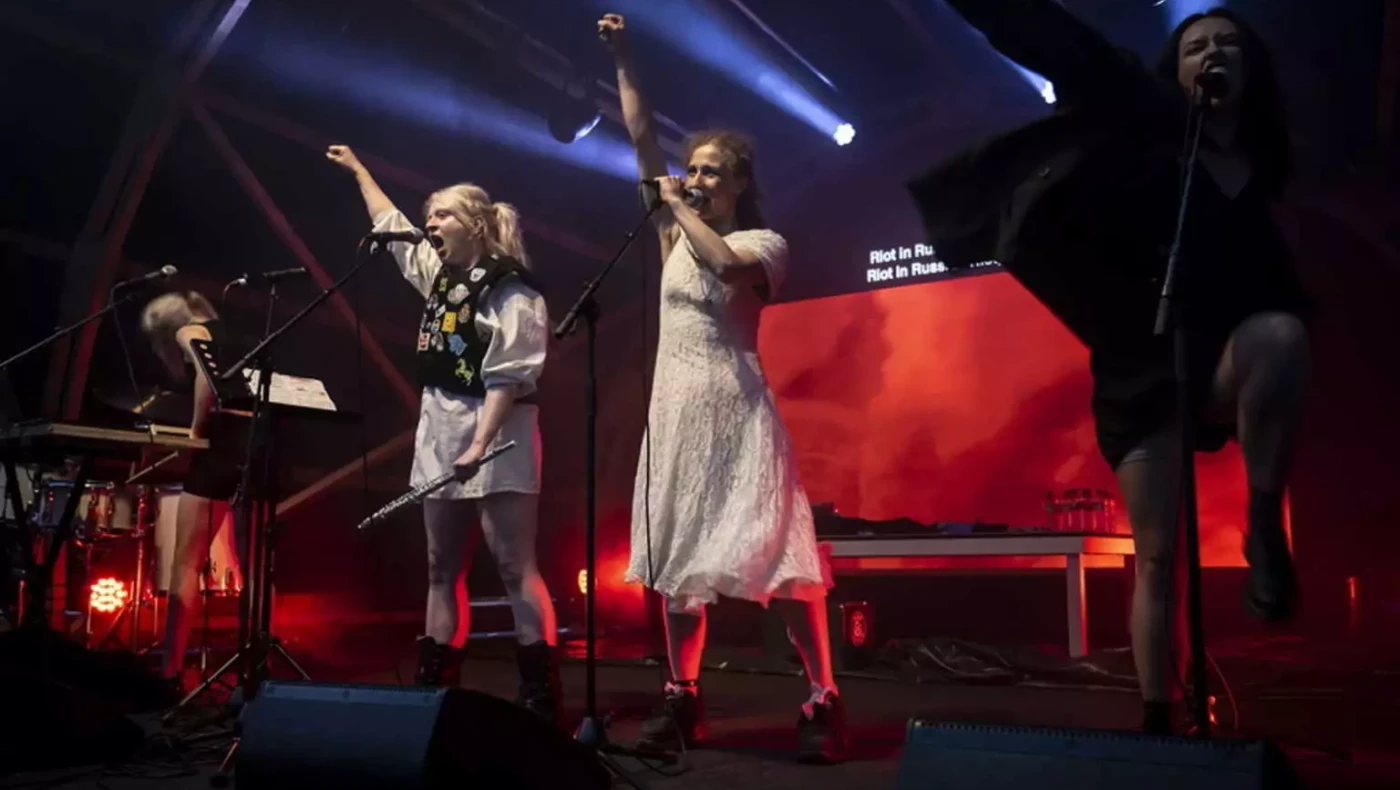 Ρωσικό πανκ συγκρότημα ζητά από τον Πούτιν να λογοδοτήσει για τα εγκλήματα πολέμου