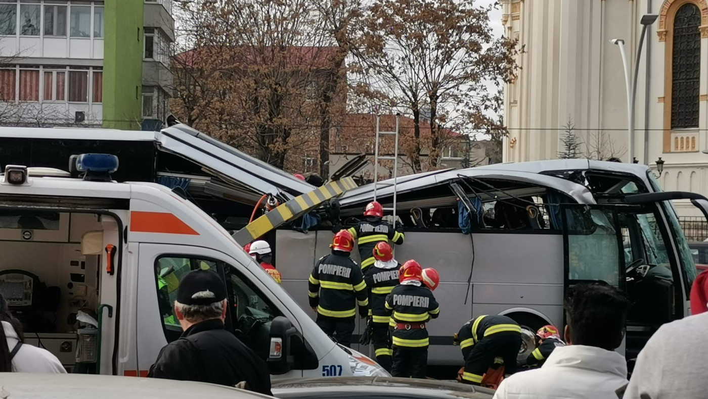 Ρουμανία: Τι λένε ειδικοί για τη μεταλλική κατασκευή που πλάκωσε το λεωφορείο