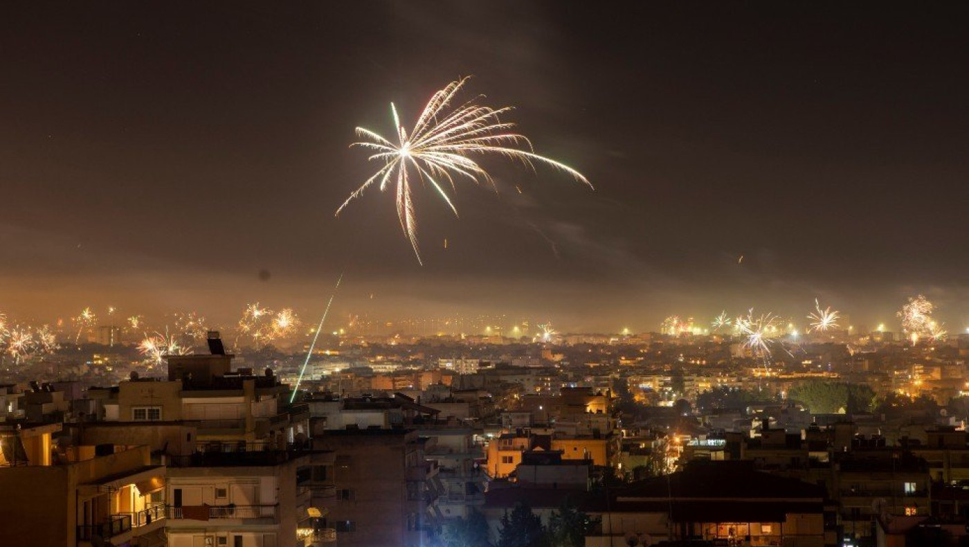 Με εντυπωσιακό σόου πυροτεχνημάτων υποδέχτηκε η Θεσσαλονίκη το 2023