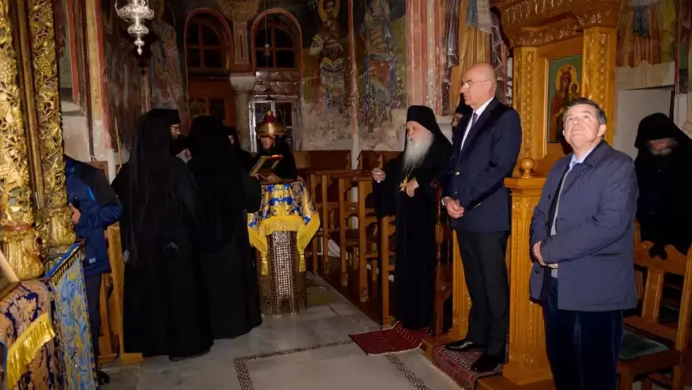 «Πάγωσαν» οι πάντες με τον Νίκο Δένδια- Πήγε να λιποθυμήσει κατά τη διάρκεια λειτουργίας