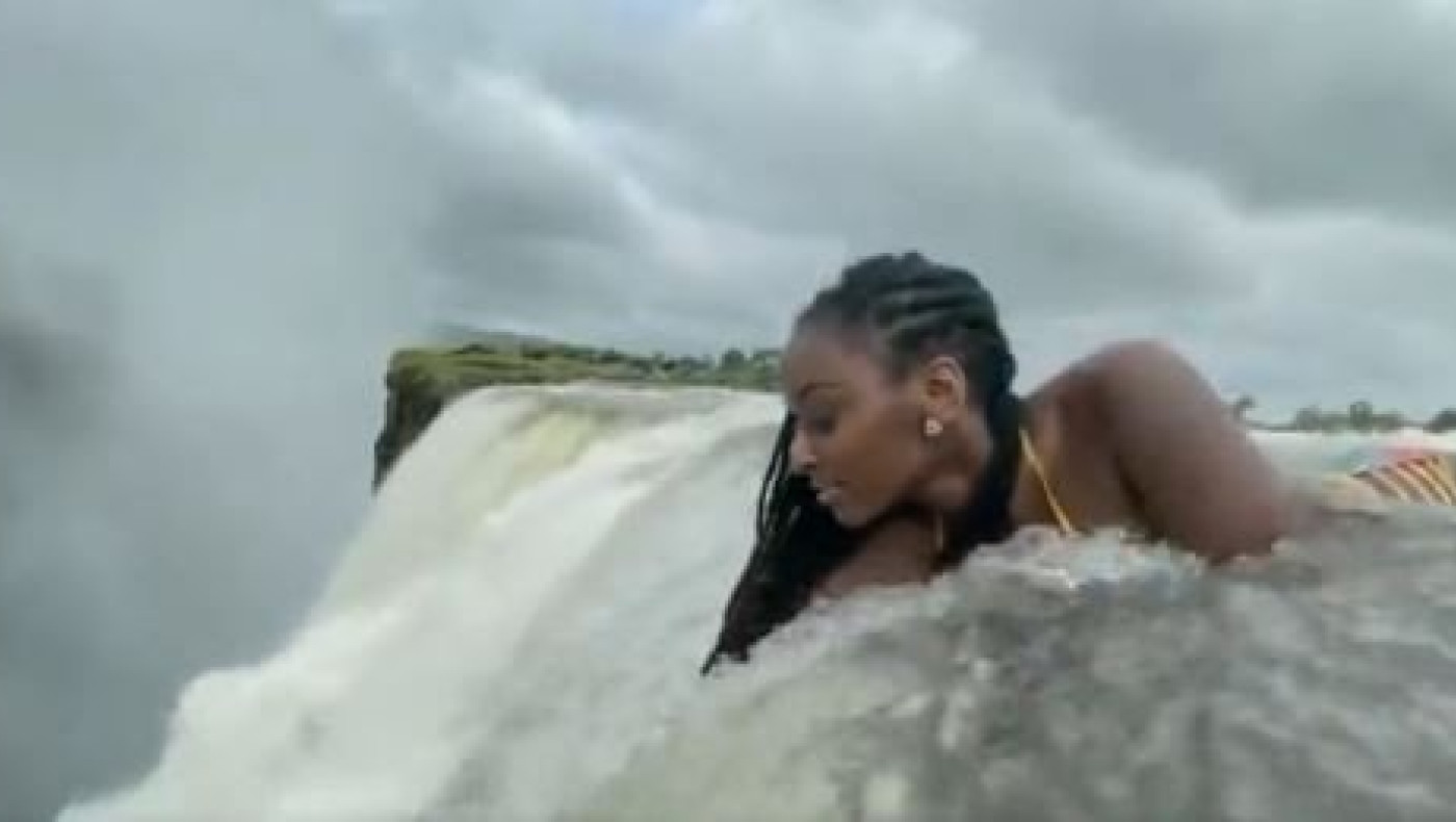 Σοκαριστικό βίντεο: Γυναίκα ποζάρει στα 109 μέτρα, στον καταρράκτη του «Διαβόλου»