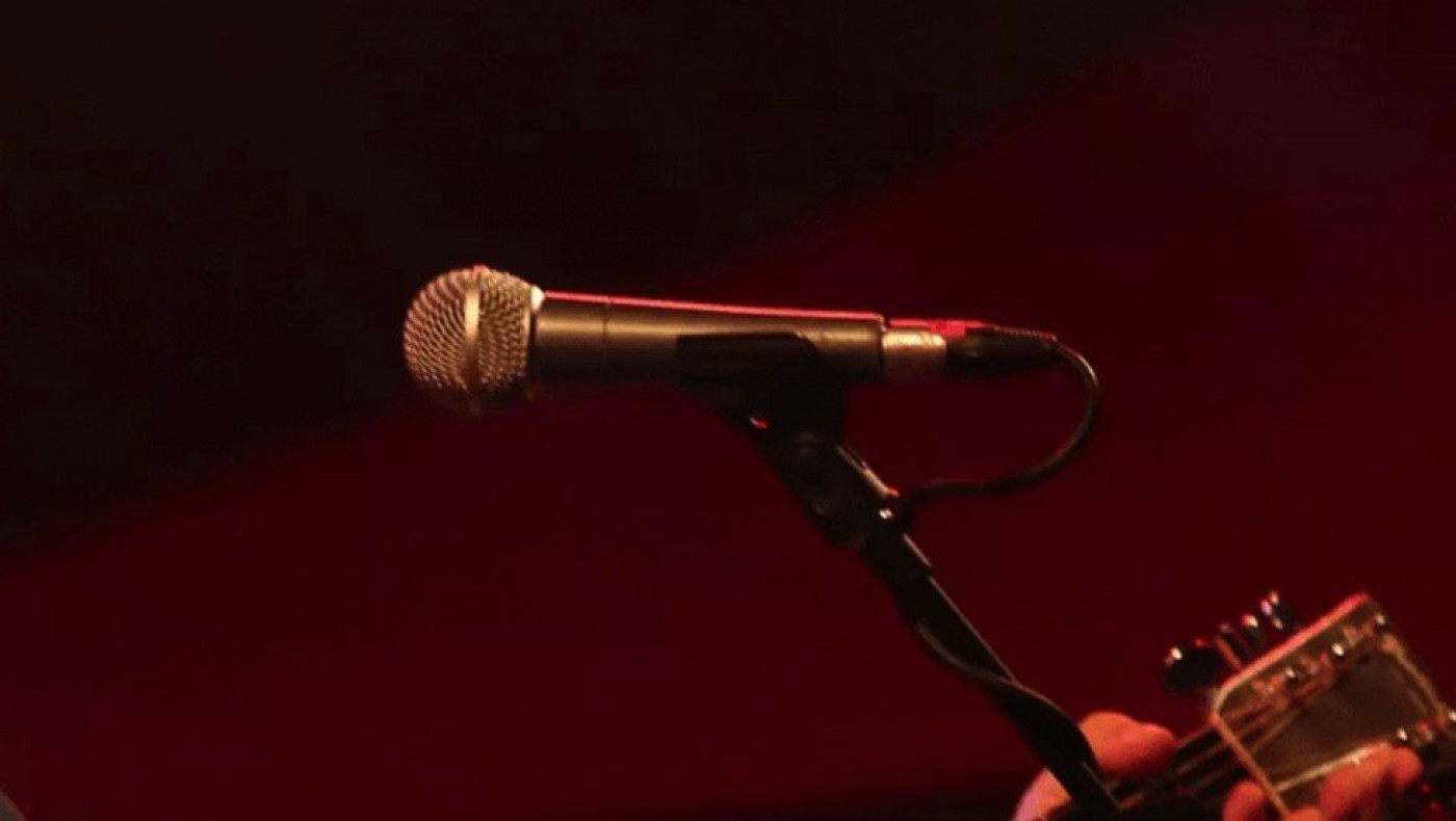 Πασίγνωστος τραγουδιστής φέρεται να «ψώνιζε» κοκαΐνη από τον κουμπάρο του που συνελήφθη για διακίνηση