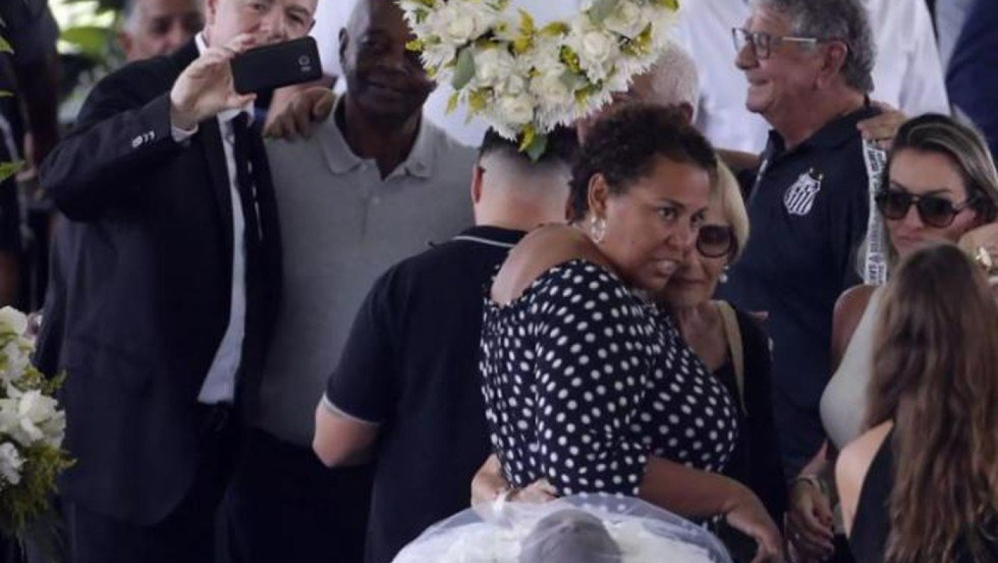 «Οργή» Ινφαντίνο για το κράξιμο της selfie πάνω από το φέρετρο του Πελέ