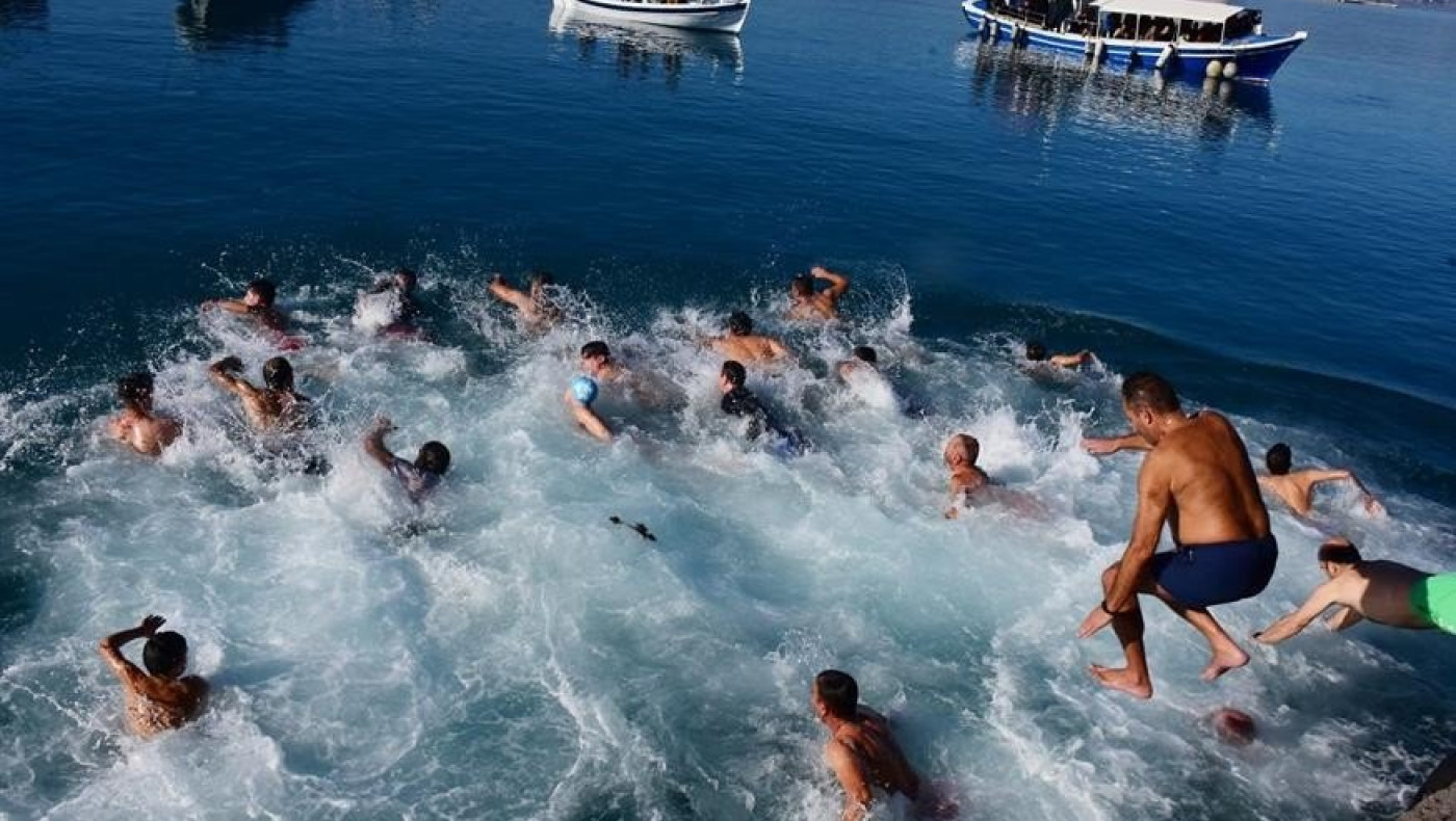 Φθιώτιδα: Σοβαρός τραυματισμός νεαρού που βούτηξε για τον Σταυρό - Διακομίστηκε στο νοσοκομείο της Λαμίας