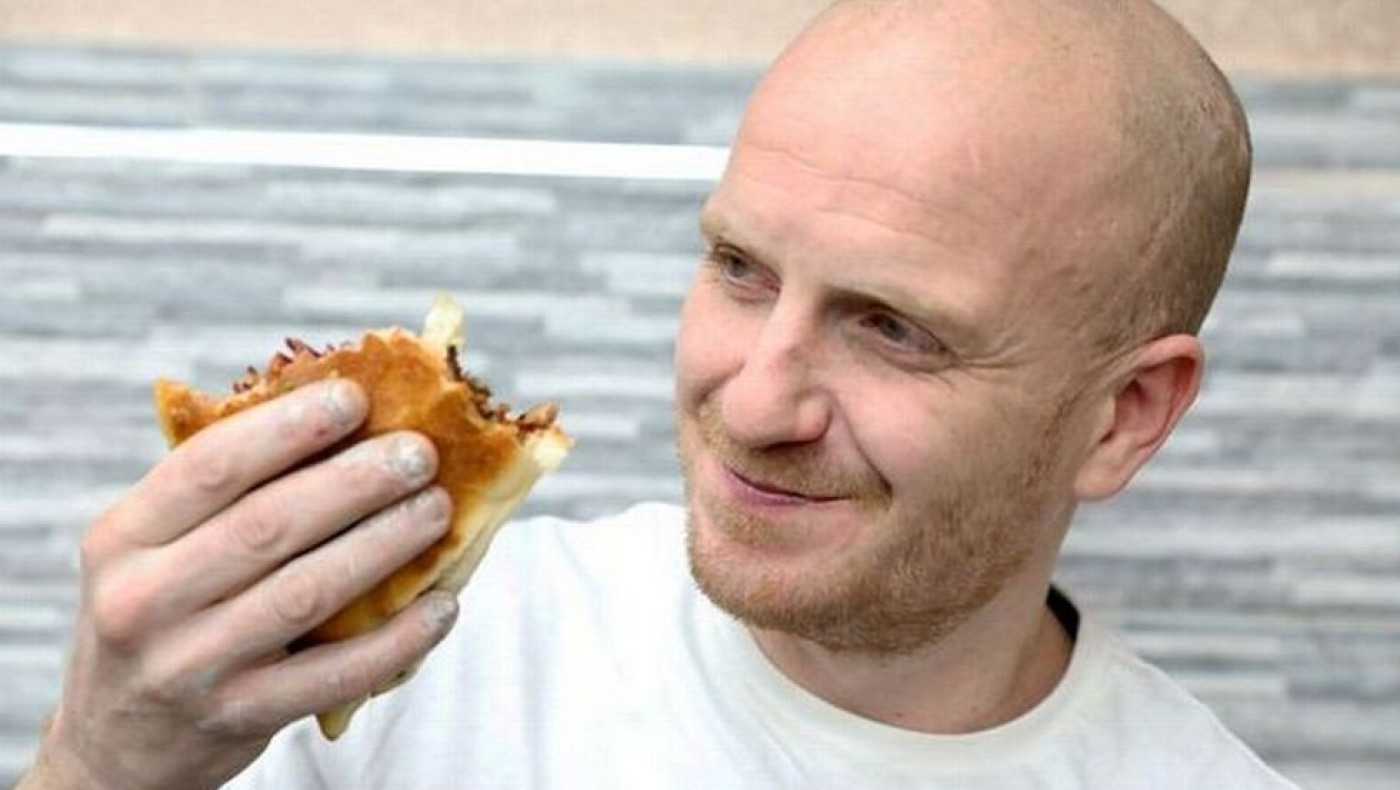 Άνδρας κατανάλωσε 250.000 θερμίδες σε έναν μήνα για φιλανθρωπίες: «Πονάω σωματικά και ψυχικά»