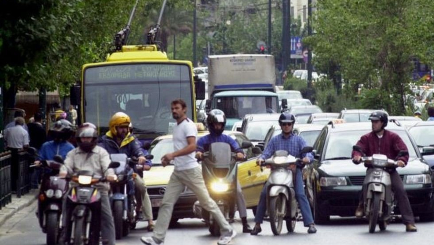 Πρόστιμο για τα μηχανάκια που «βγαίνουν μπροστά» στα φανάρια βάζουν οι Ολλανδοί