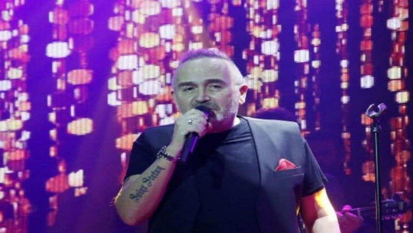 Σταμάτης Γονίδης: Το «πικάντικο» ατύχημα στην πίστα και το νευρικό γέλιο του τραγουδιστή