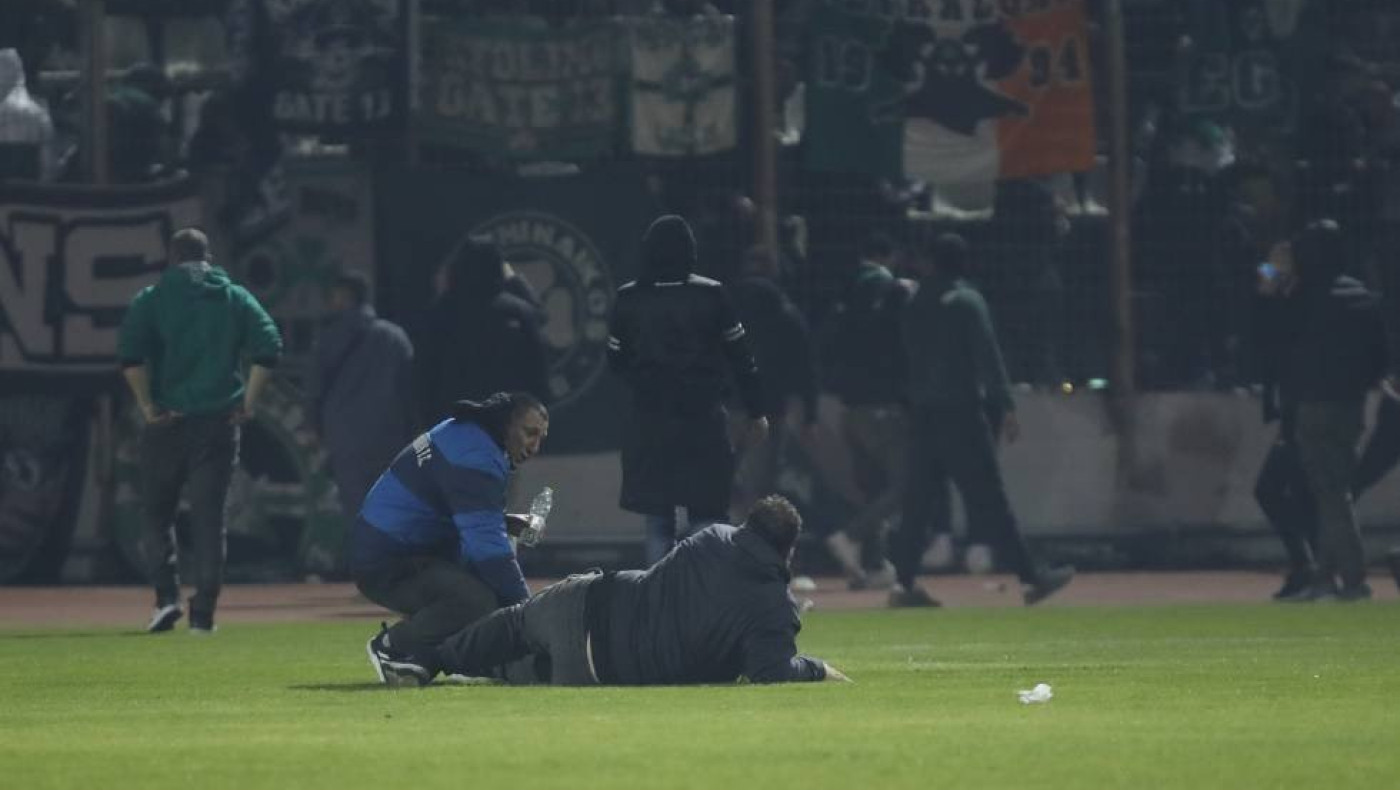 Πανικός στη Λιβαδειά μετά από ρίψη δακρυγόνων: Λιποθυμίες και ο κόσμος στον αγωνιστικό χώρο