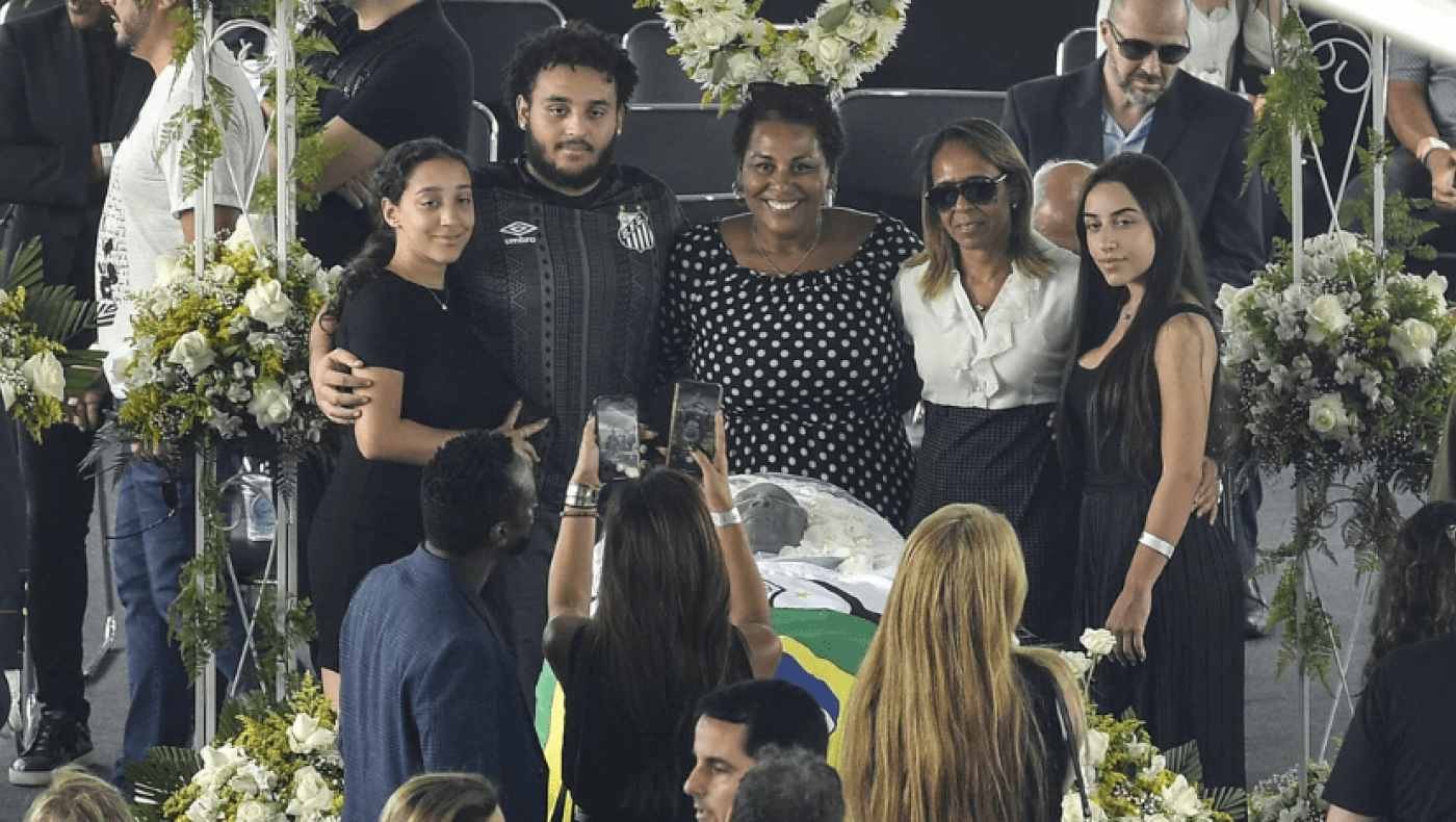 Παγκόσμιος σάλος με την οικογένεια του Πελέ: Γέλια και σέλφι πάνω από τον νεκρό