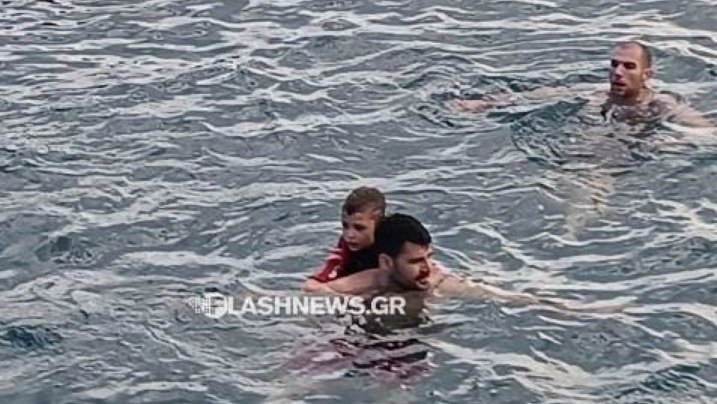 Χανιά: Δείτε τον 8χρονο που βούτηξε μαζί με τον μπαμπά του για να πιάσει τον σταυρό