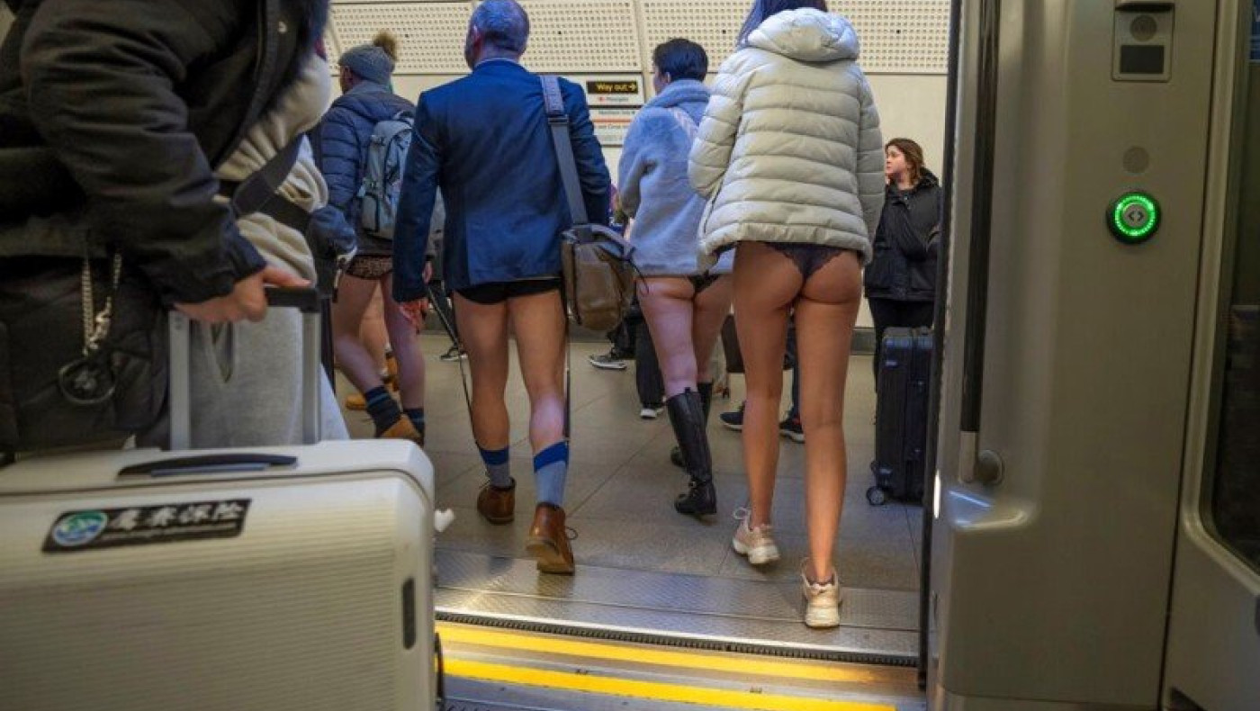 «No Trousers day» στο μετρό του Λονδίνου- Έμειναν με τα εσώρουχα όλοι οι επιβάτες