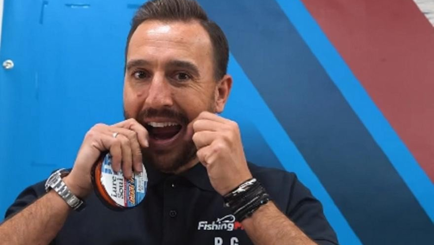 «Νέα καριέρα» για τον... Γλύκο- Διαφημίζει το κατάστημά του με είδη αλιείας και γίνεται viral