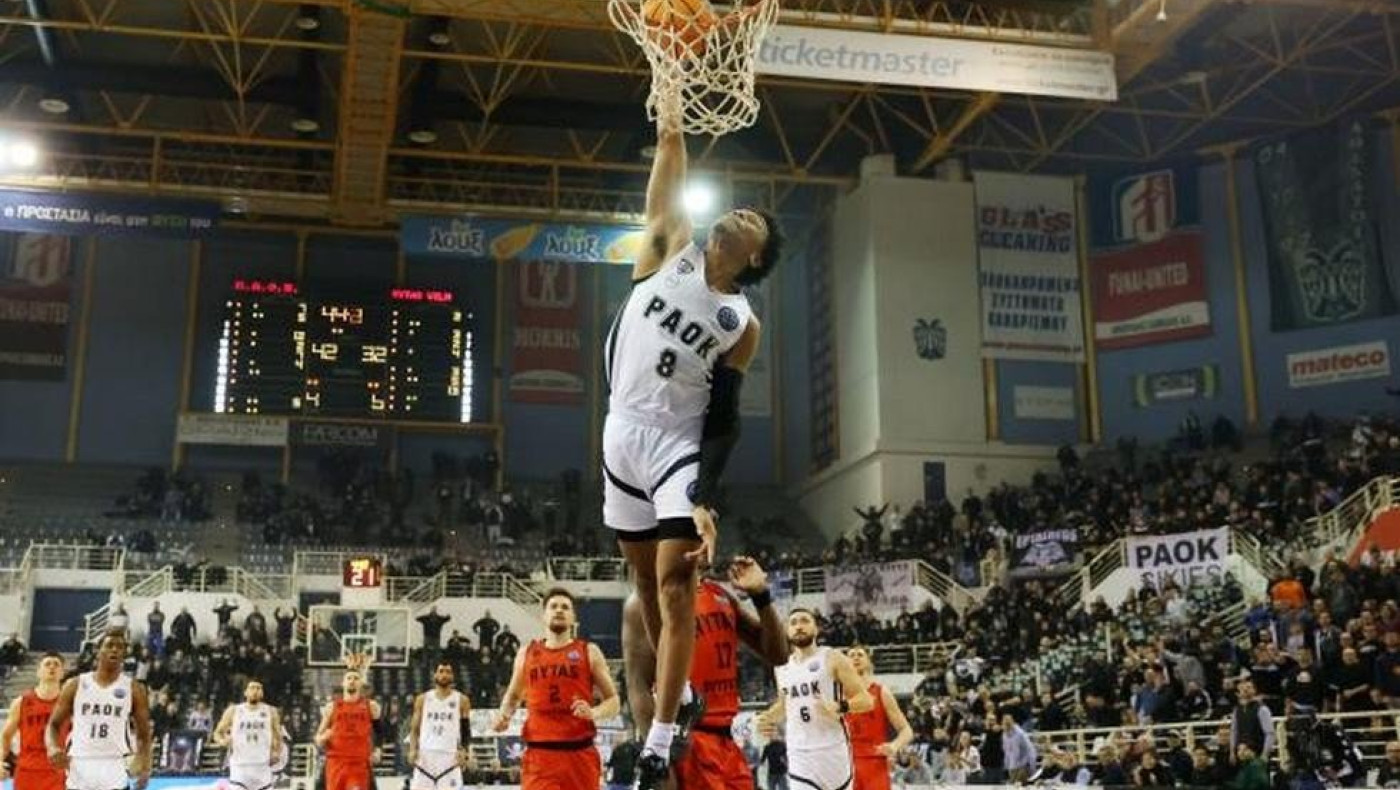 To τρομερό κάρφωμα του Χαντς που ξεσήκωσε το «Παλατάκι» (vid)