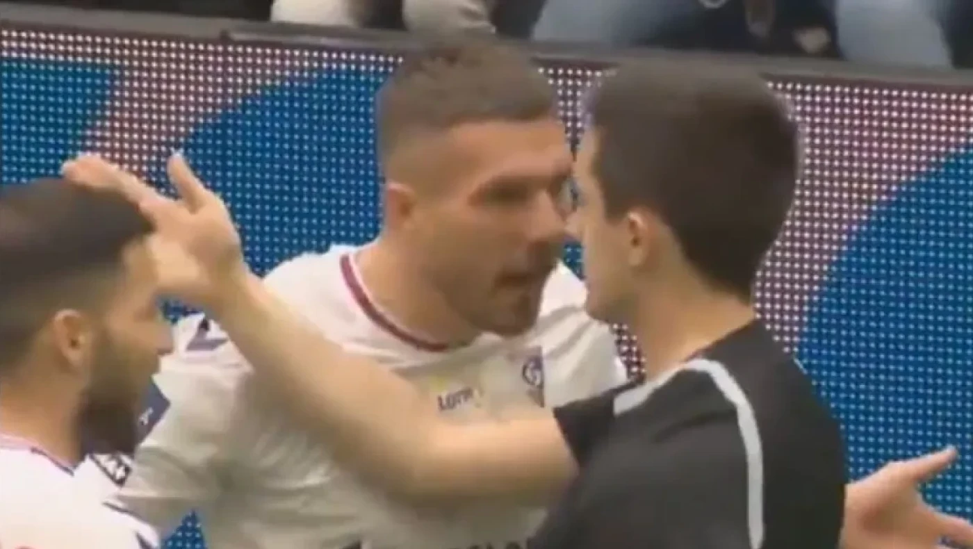 Απίστευτος Ποντόλσκι: Αποβλήθηκε από τουρνουά που οργάνωσε ο ίδιος- Πέταξε μπουκάλι στον διαιτητή