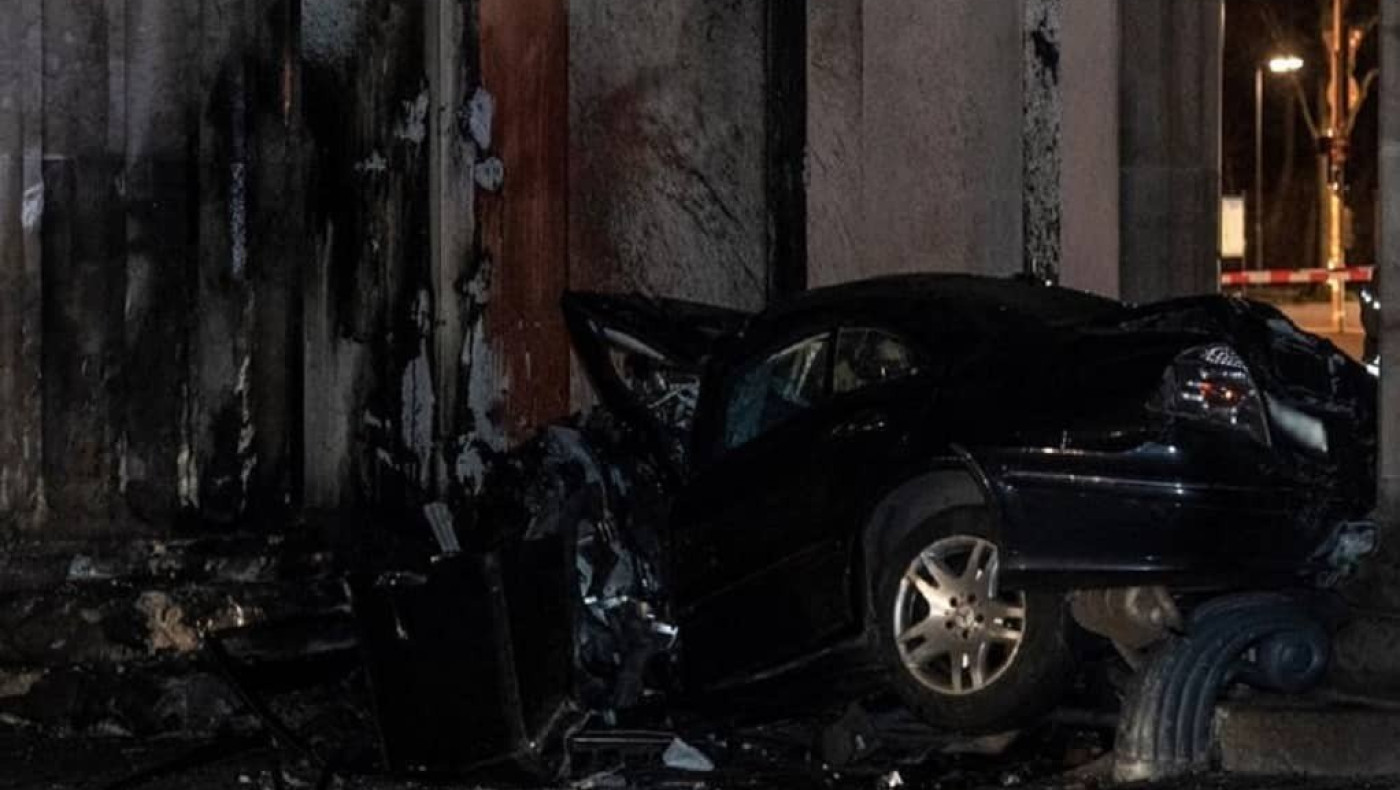 Γερμανία: Αυτοκίνητο έπεσε στην Πύλη του Βρανδεμβούργου – Νεκρός ο οδηγός του