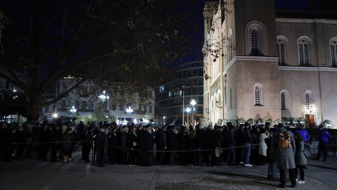 LIVE: Ουρά για λαϊκό προσκύνημα στη σορό του τέως βασιλιά Κωνσταντίνου