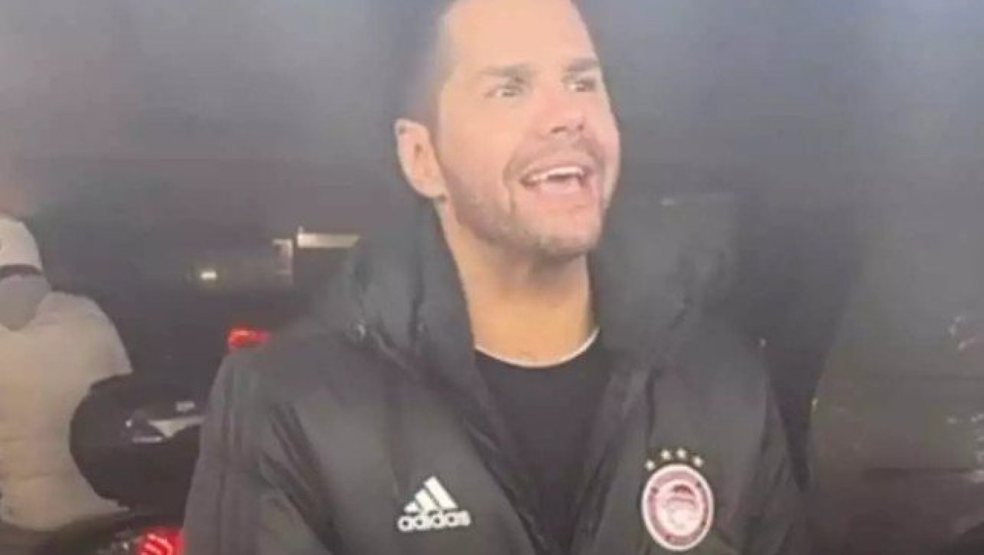 Τσαλίκης: Σε ρόλο... καντινιέρη έξω από το Καραϊσκάκη με μπουφάν του Ολυμπιακού (vid)