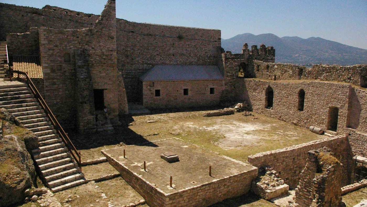 Σάλος στην Πάτρα. Φύλακας κλείδωσε τουρίστες στο Κάστρο!