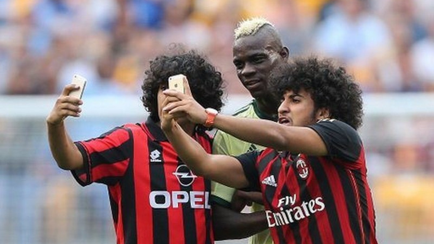 «Ντου» στο γήπεδο για... selfie με τον Μπαλοτέλι (video)