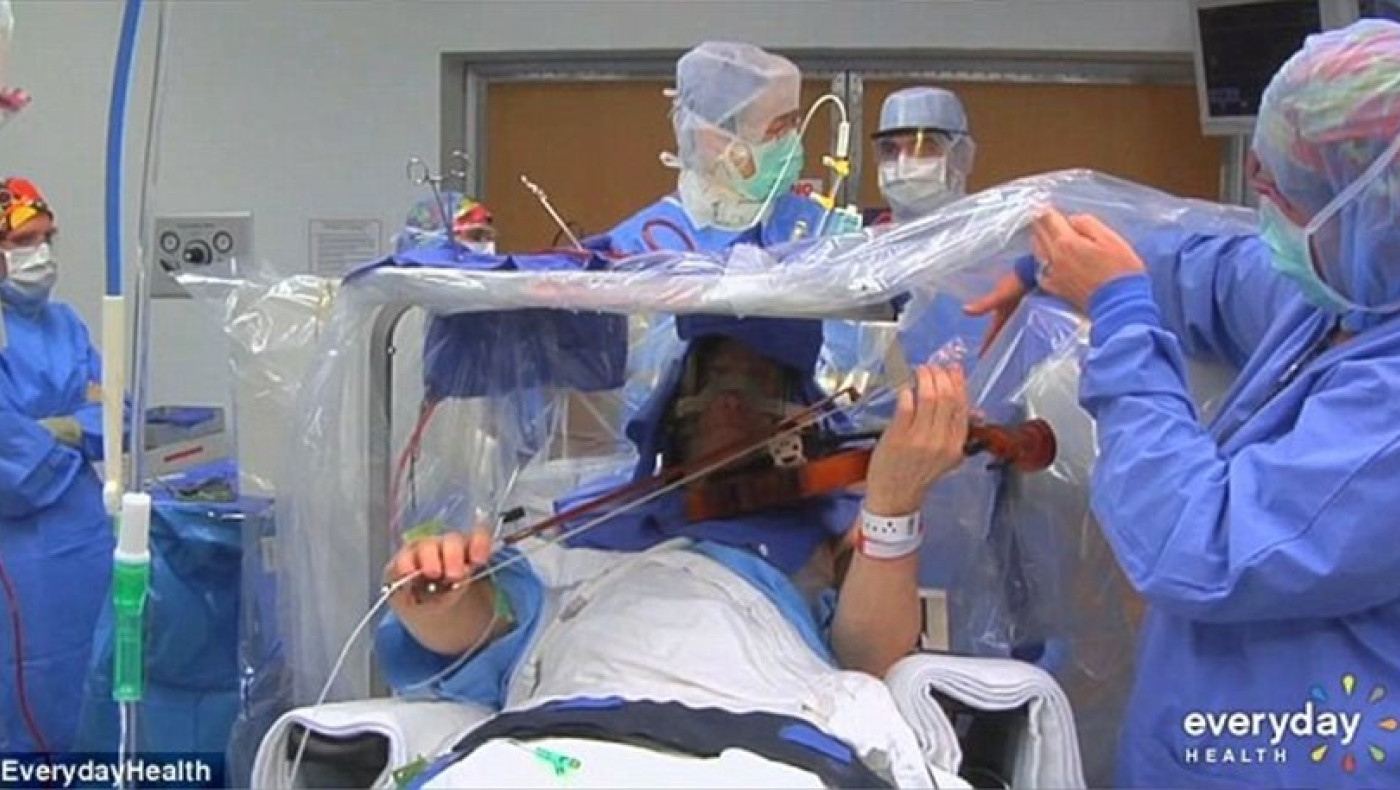 Έπαιζε το βιολί του ενώ εγχειριζόταν στο κεφάλι! (VIDEO)