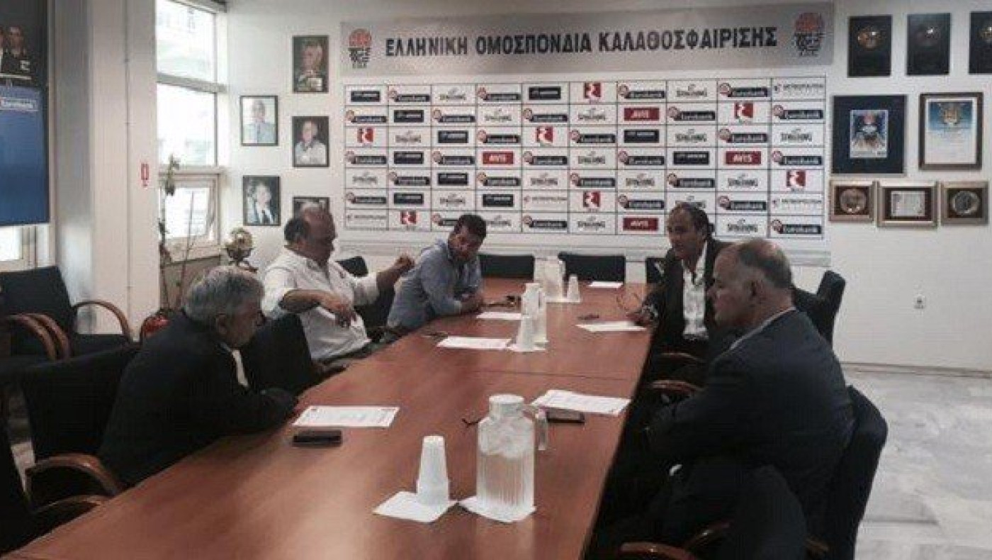 Και στο βάθος τελικός για...