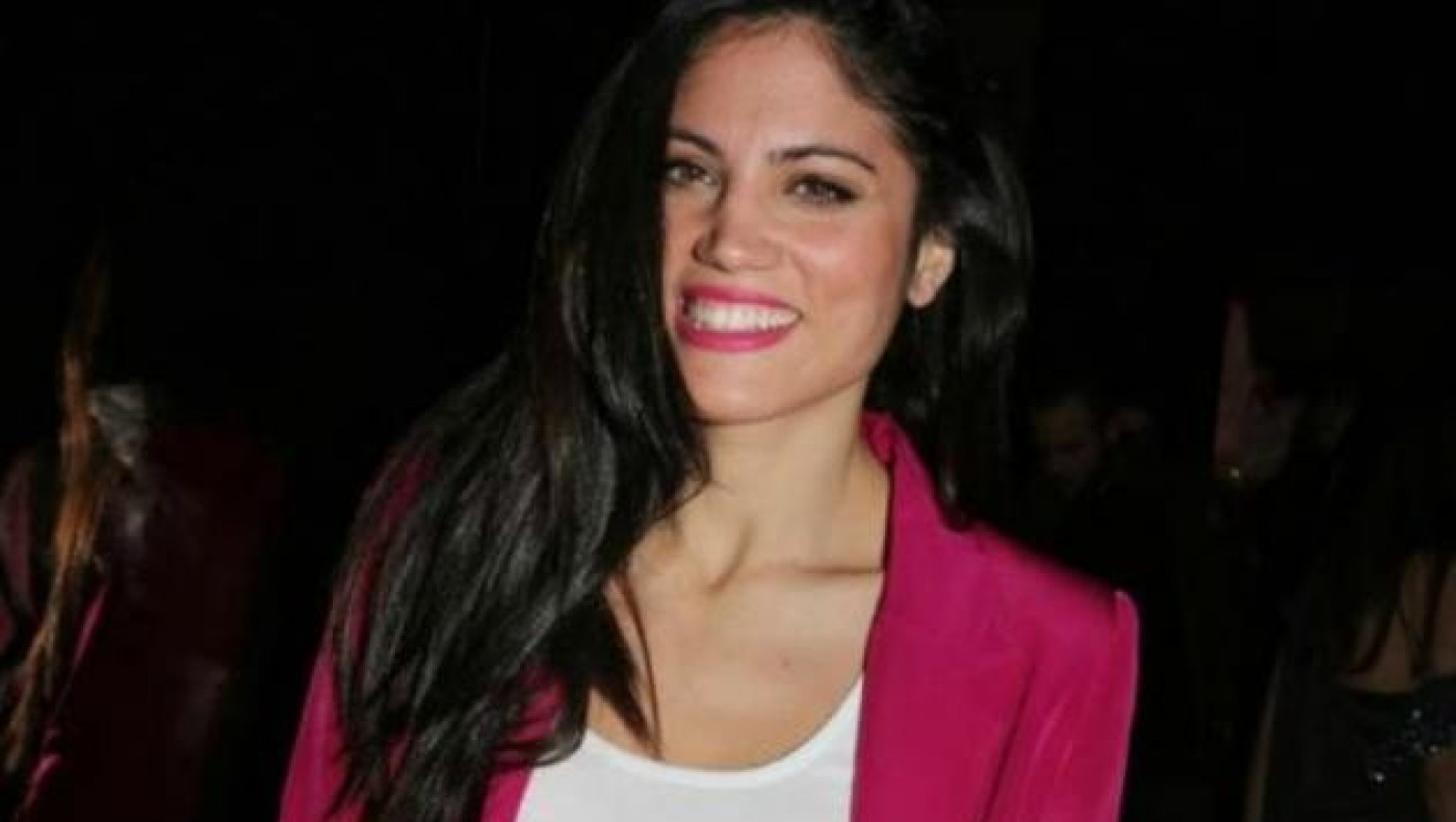 «Τρέλανε» το θέατρο με τη σούπερ μίνι φούστα της η Συνατσάκη (pics)