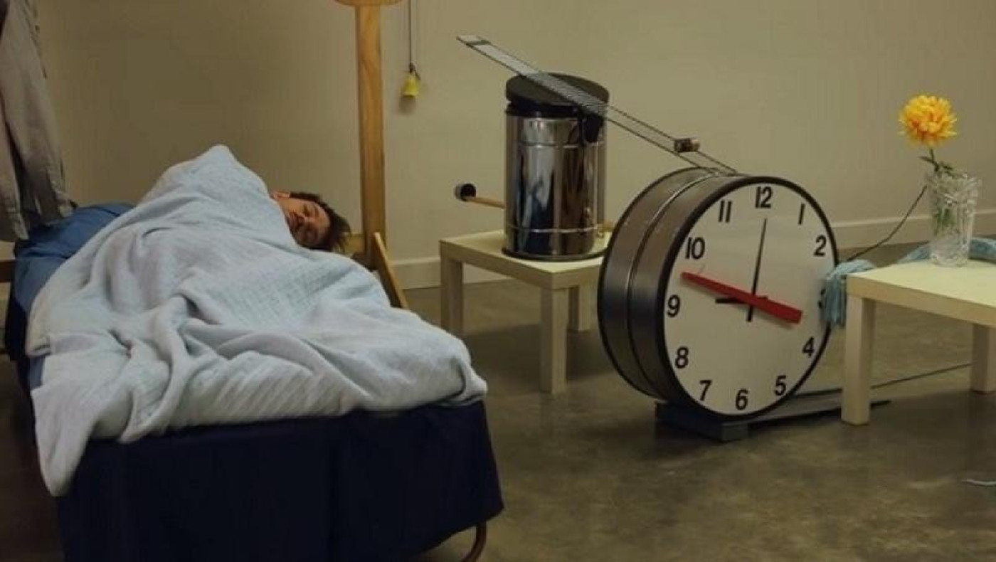 Ξυπνητήρι-πατέντα και άμα θες μην ξυπνήσεις! (vid)