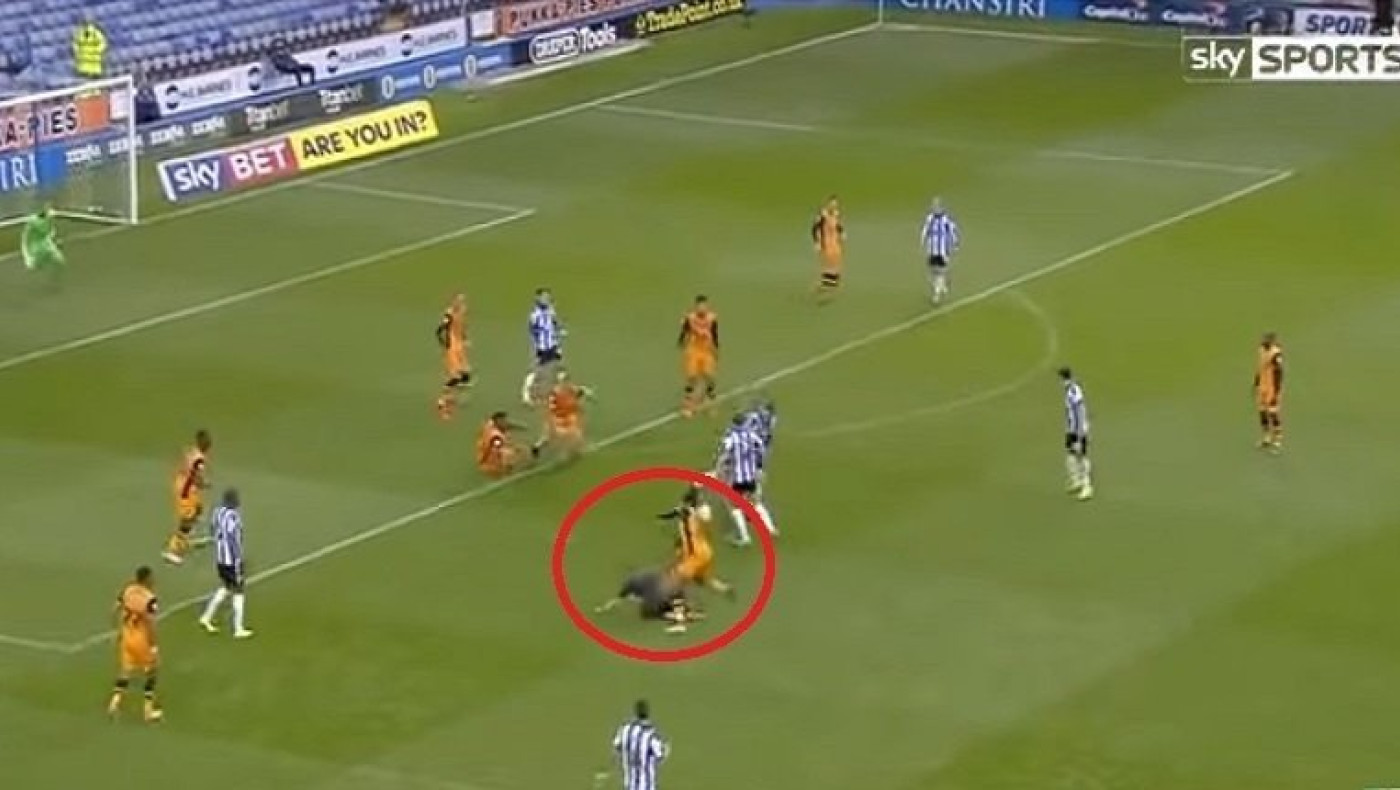 Ποδοσφαιριστής έβγαλε… νοκ άουτ διαιτητή (video)