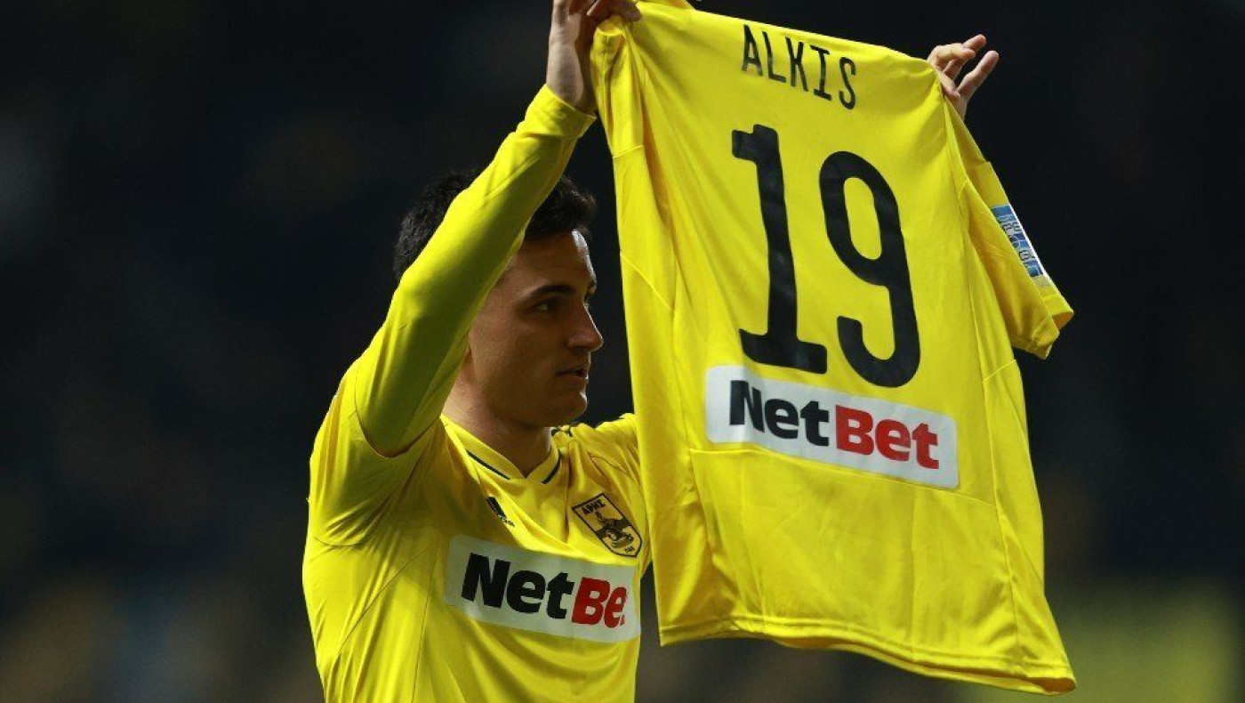 Σκόραρε ο Μανού και σήκωσε τη φανέλα με το όνομα του Άλκη