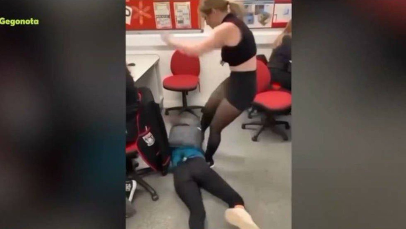 Άγριος ξυλοδαρμός μαθήτριας από συνομήλική της μέσα στην τάξη (vid)