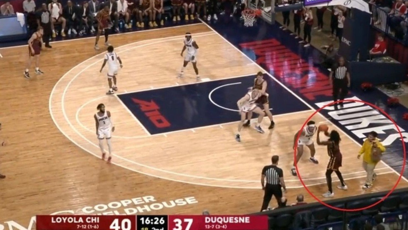NCAA: Ντελιβεράς διέκοψε τον αγώνα για να παραδώσει παραγγελία