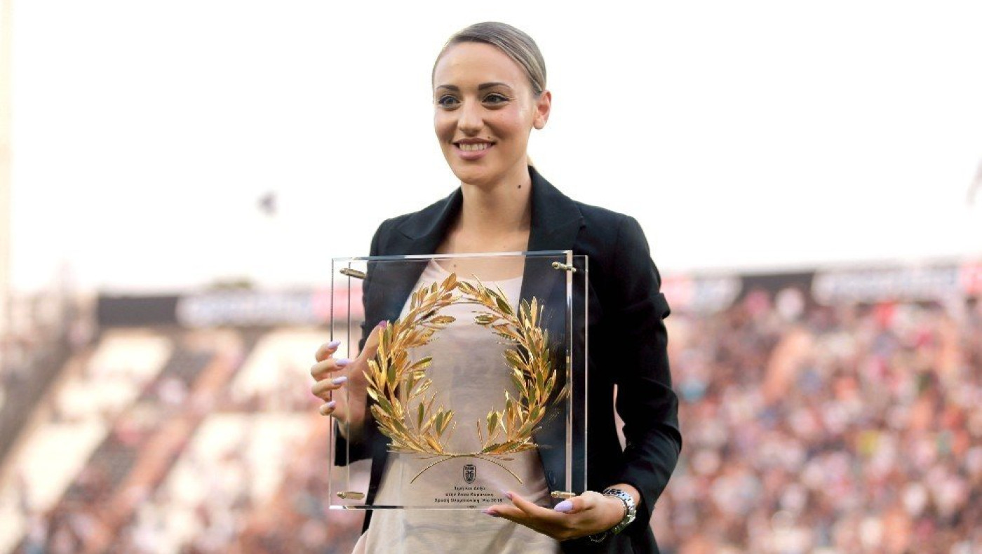 Άννα Κορακάκη: Ανεβαίνει τα σκαλιά της εκκλησίας - Αυτός είναι ο σύντροφος της