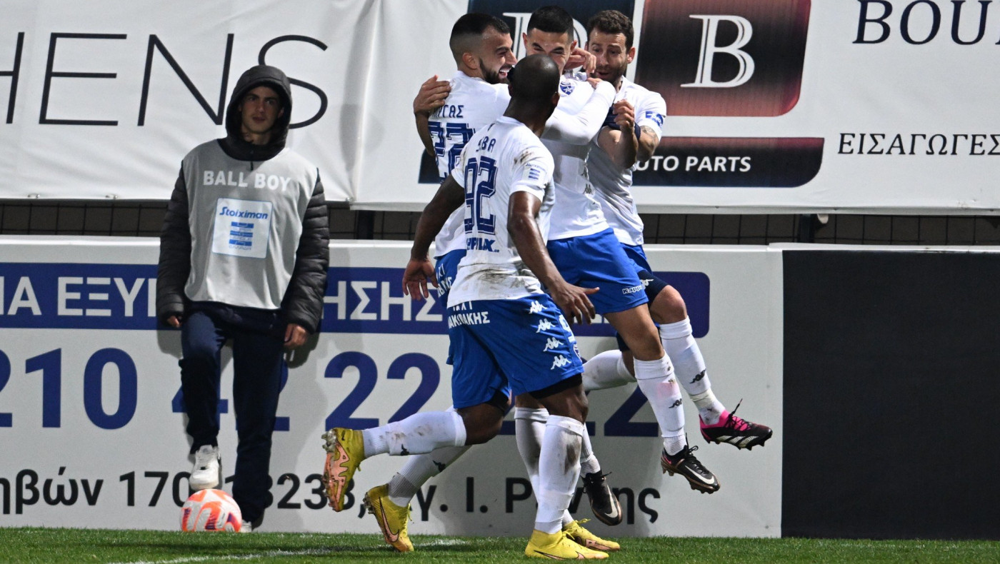 Πέναλτι μετά από... καραμπόλα και 1-0 με Λοβέρα για Ιωνικό