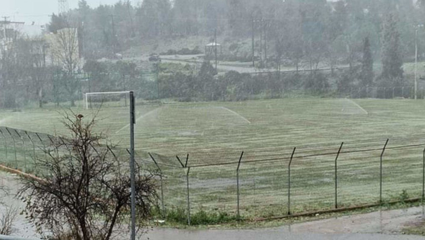 Ποτίζουν γήπεδο στη Χαλκίδα... ενώ χιονίζει