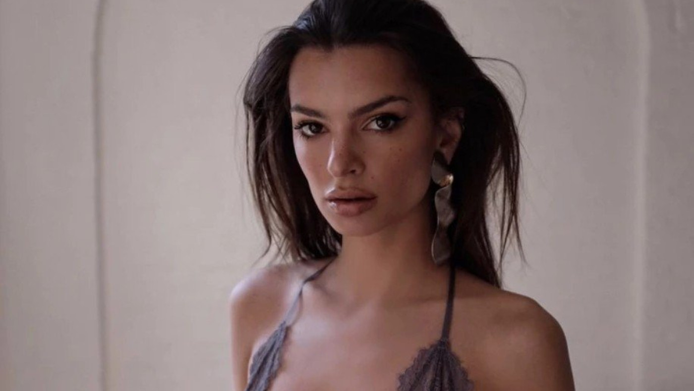 Η Έμιλι Ραταϊκόφσκι ποζάρει ολόγυμνη