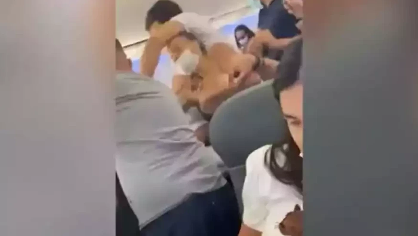 Αδιανόητος καυγάς κατά την διάρκεια πτήσης: Πιάστηκαν μαλλί με μαλλί! (vid)