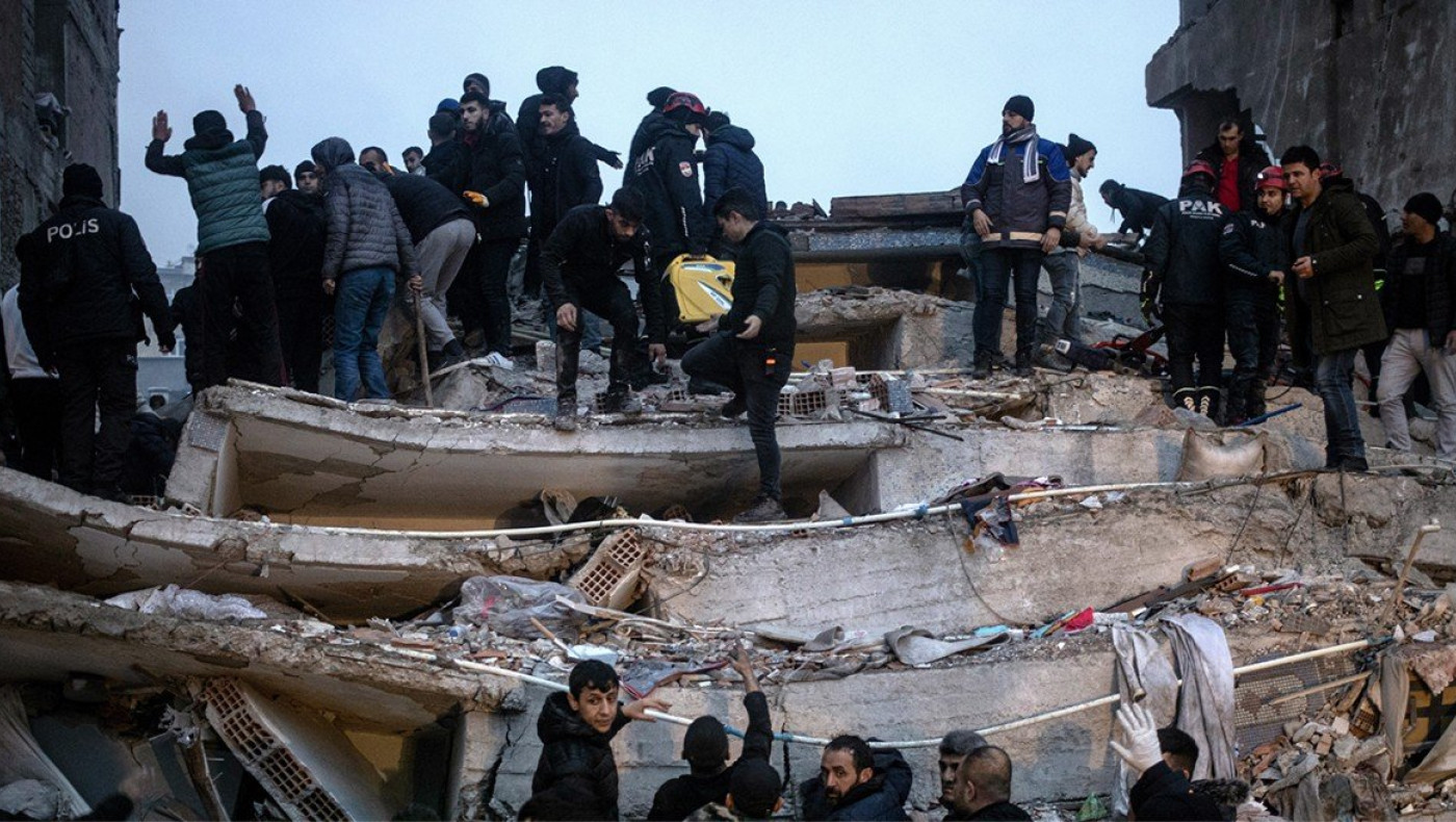 Σεισμός στην Τουρκία: Βίντεο με γερμένη πολυκατοικία χωρίς καθόλου θεμέλια