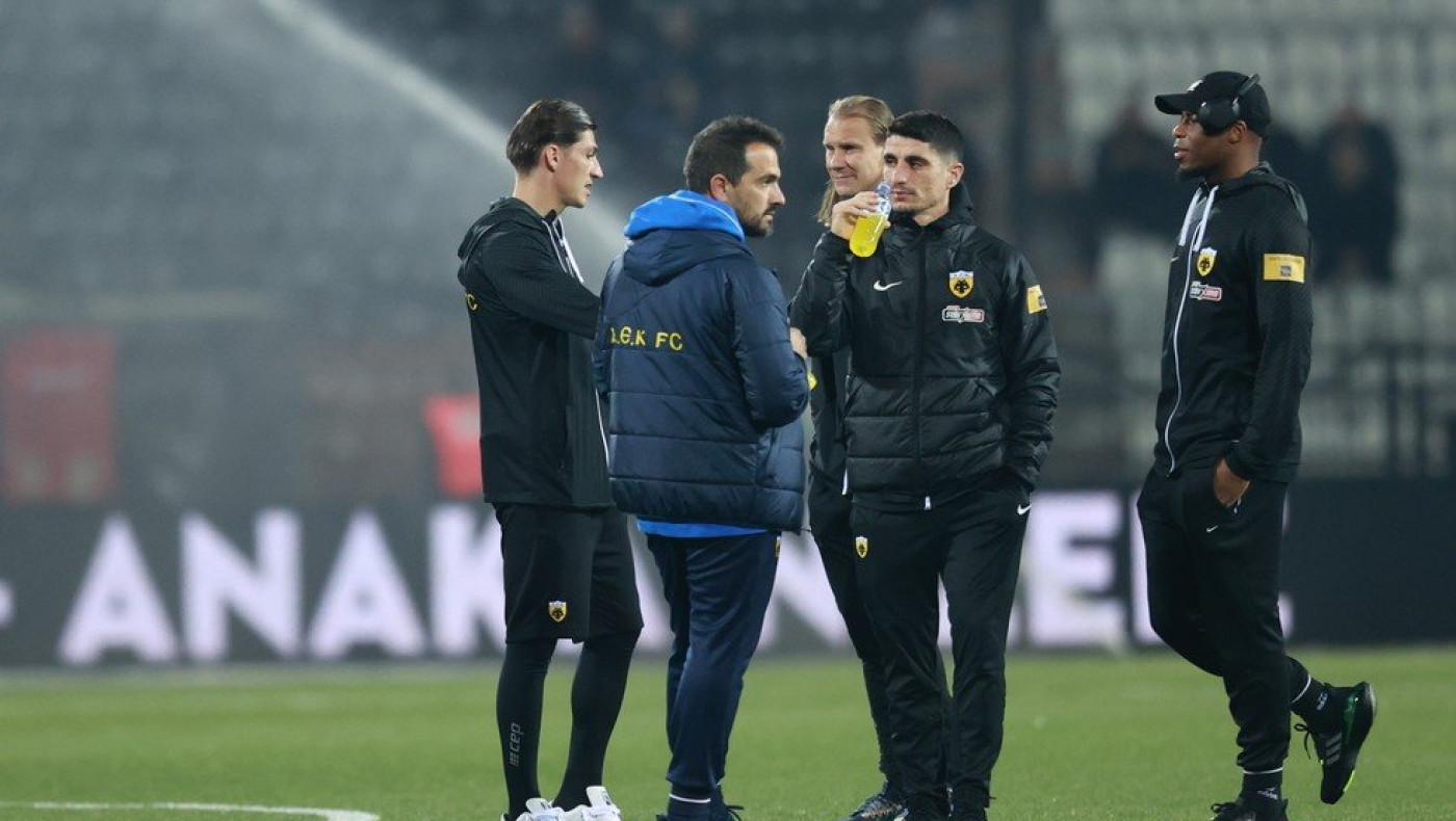 Με το σύνθημα «ΑΕΚ γερά πάρ' το στα χαρτιά» υποδέχθηκε η Τούμπα την Ένωση