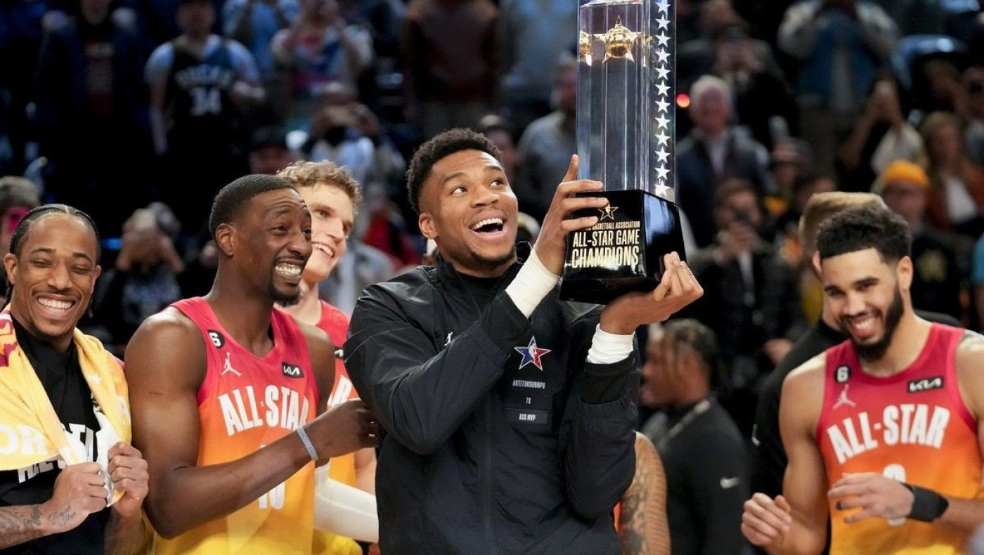 NBA All Star Game: Η στιγμή της απονομής του τροπαίου στον Γιάννη Αντετοκούνμπο και την ομάδα του