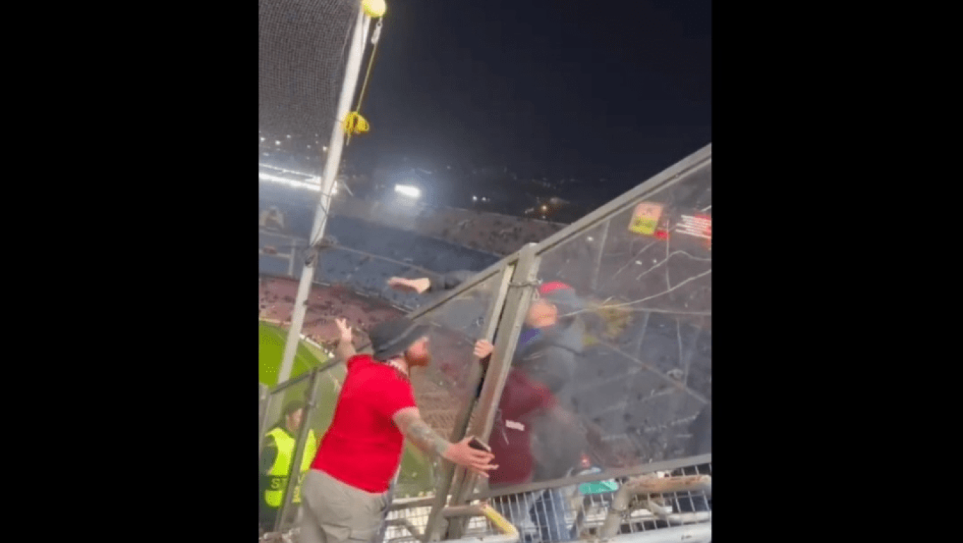 Έπος: Φίλος της Μπάρτσα «ψείρισε» το καπέλο ψευτονταή οπαδού της Γιουνάιτεντ