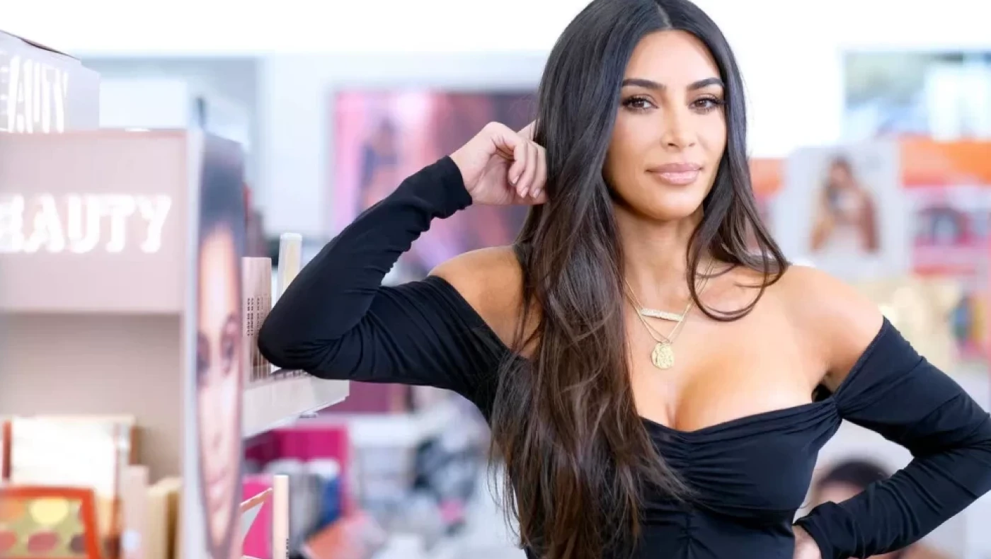 Η Κιμ Καρντάσιαν ποζάρει με μικροσκοπικά εσώρουχα και προκαλεί χαμό!