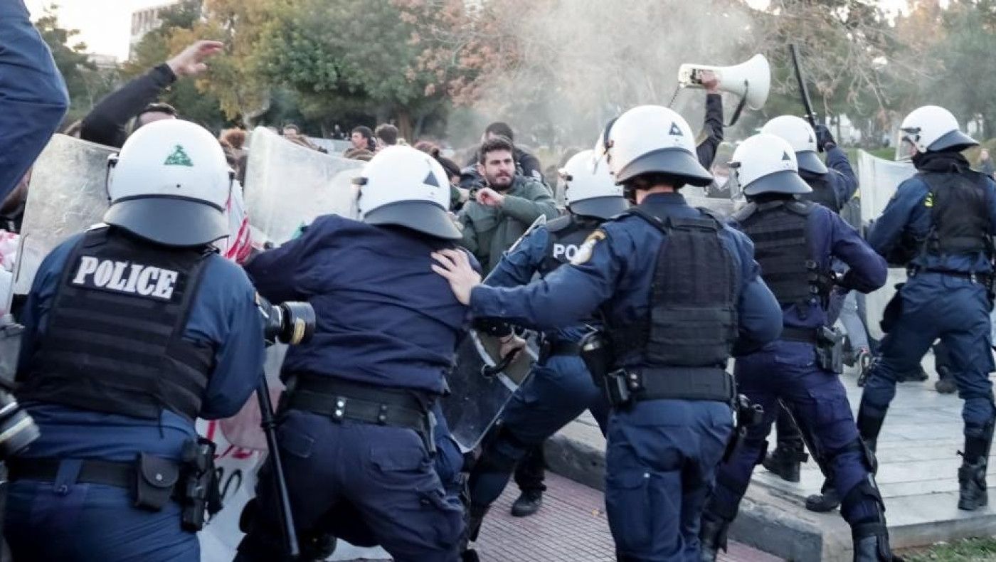 Άγριο ξύλο δέχτηκαν οι εκπαιδευτικοί από δυνάμεις των ΜΑΤ στο Μέγαρο Μουσικής