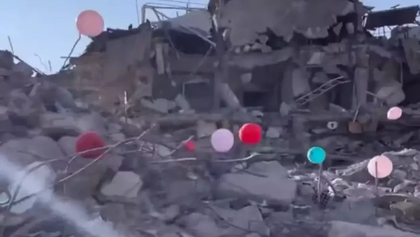 Τρομερές στιγμές στην Τουρκία: Mπαλόνια στα συντρίμμια για τα παιδιά που σκοτώθηκαν (vid)