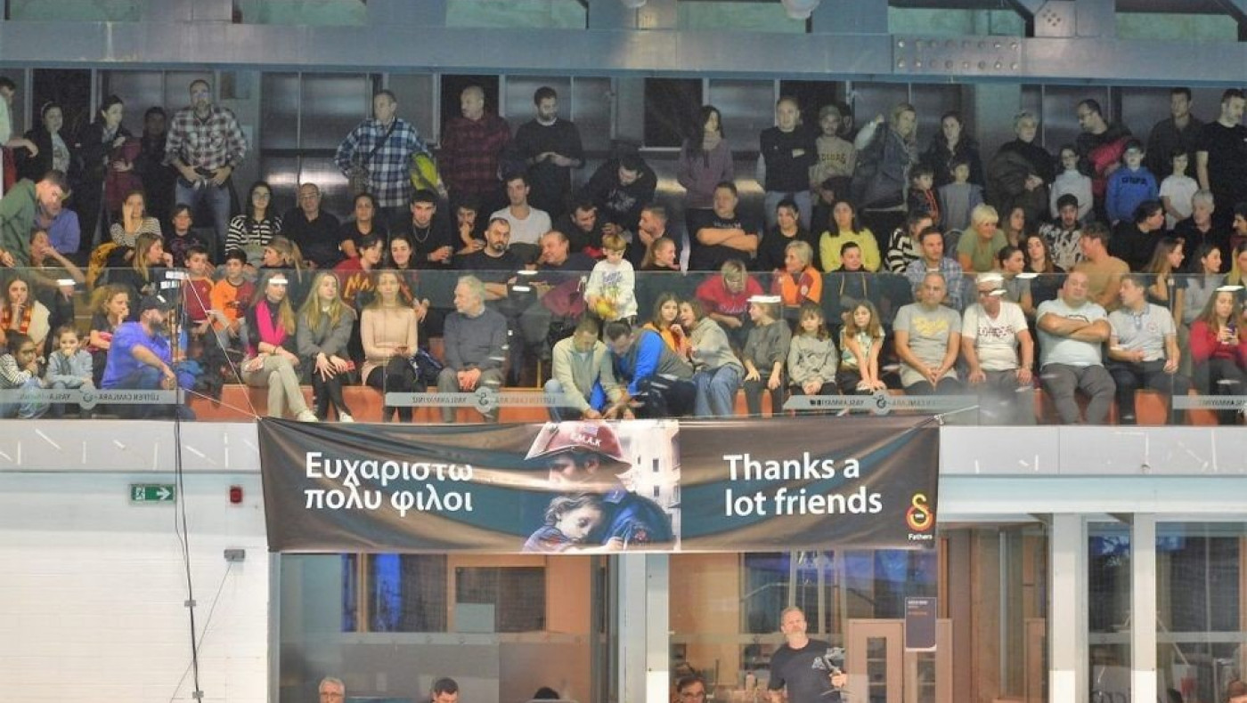 Τούρκοι φίλαθλοι σήκωσαν πανό στα ελληνικά για την αποστολή βοήθειας στους σεισμόπληκτους