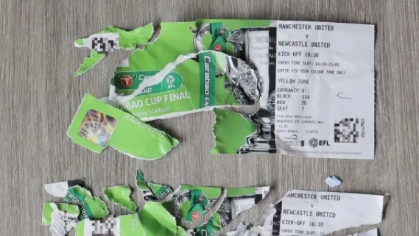 Νιούκαστλ: Οπαδός έβγαλε στο... σφυρί τον σκύλο του επειδή του έφαγε το εισιτήριο για τον τελικό του Carabao Cup