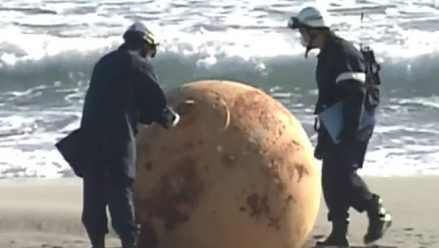 Ιαπωνία: Μυστηριώδης μπάλα σε ακτή - «Φούντωσαν» οι θεωρίες συνομωσίας