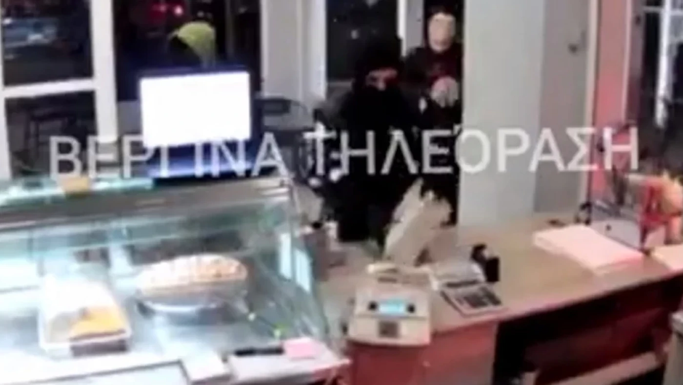 Θεσσαλονίκη: Κουκουλοφόροι ξηλώνουν ταμειακή μπροστά στα μάτια του καταστηματάρχη