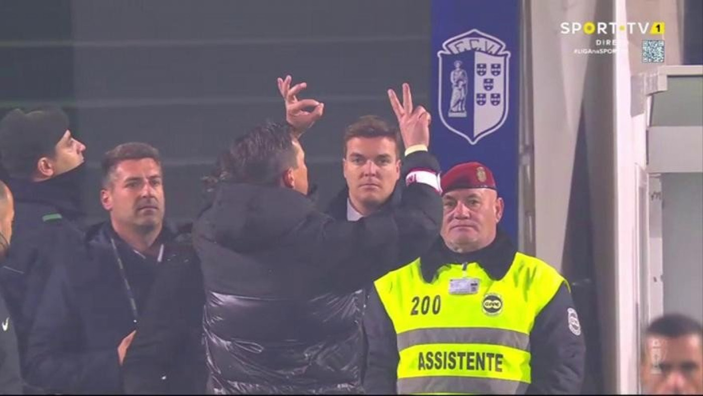 Ρότζερ Σμιντ: Επέστρεψε μπουκάλι στην εξέδρα, αποβλήθηκε και έδειξε το... σκορ (vid)